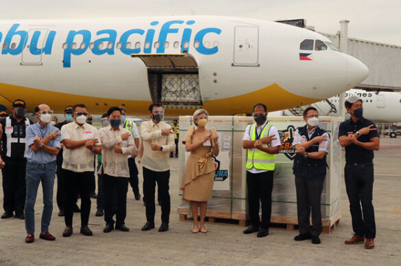 Manila City Mayor Francisco “Isko Moreno” Domagoso kicked off the 450th anniversary of the city’s founding by welcoming 400,000 doses of Sinovac’s Coronavac at the Ninoy Aquino International Airport (NAIA) along with top city officials and the manufacturers, Sinovac Life Sciences Ltd, represented by its Philippine distributor, IP-Biotech, Inc. (IPB).