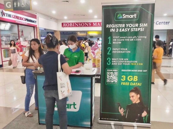 Smart, TNT set up assisted SIM registration sites at Robinsons Malls